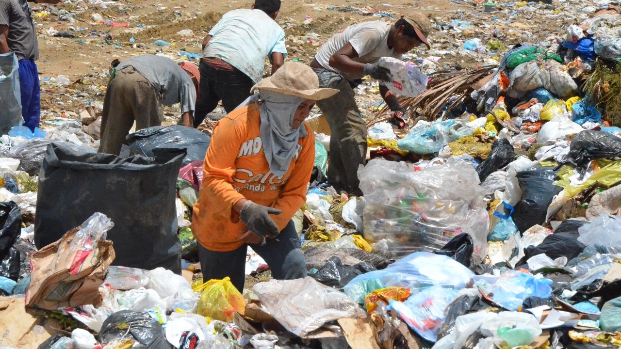 Catadores de resíduos em busca de materiais recicláveis no lixão de Juazeiro do Norte.