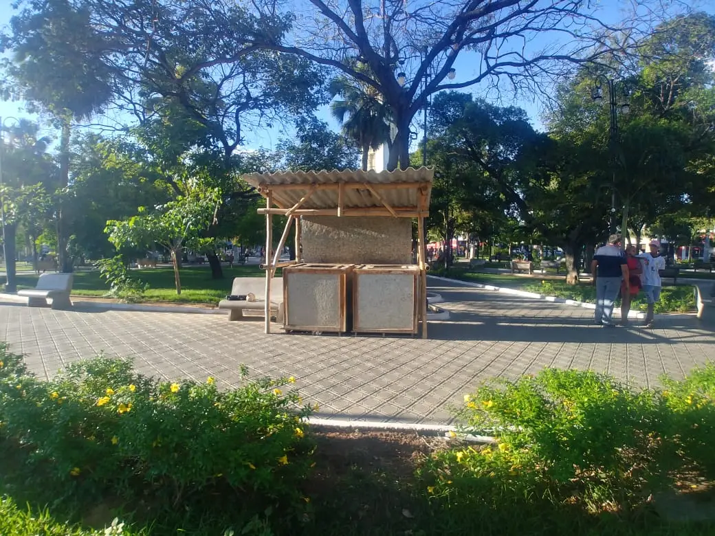 Ponto de entrega voluntária de resíduos em uma praça de Juazeiro do Norte.