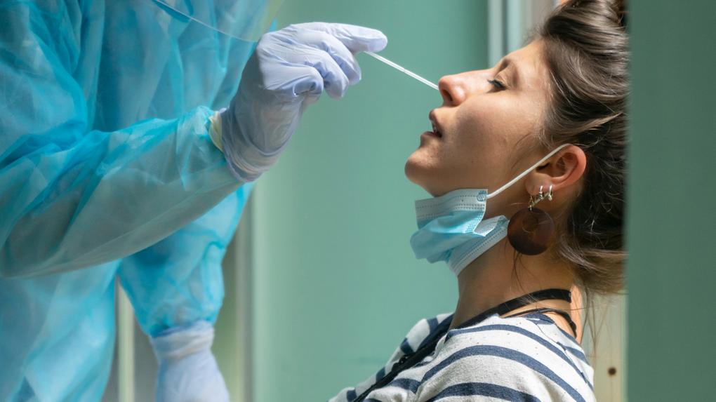 Profissional da saúde realiza teste de Covid-19 em nariz de paciente