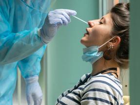 Profissional da saúde realiza teste de Covid-19 em nariz de paciente