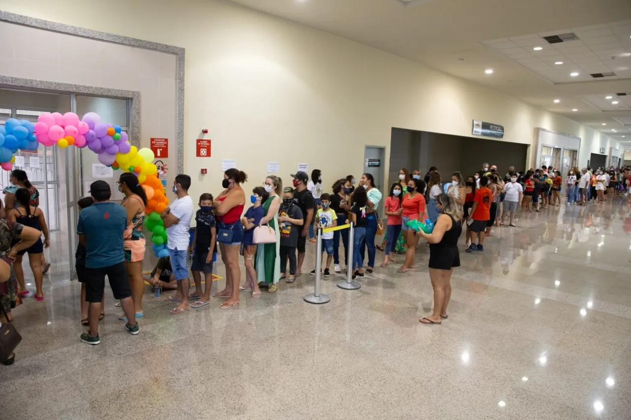 Gestões municipais têm investido em espaços lúdicos para atrair público à vacinação.