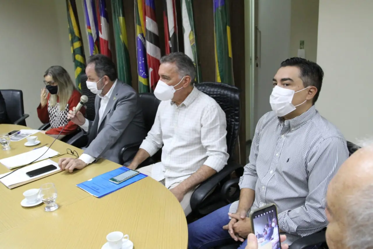 Frente Parlamentar pelos Consórcios Públicos de Manejo de Resíduos Sólidos em reunião na Assembleia Legislativa do Ceará.