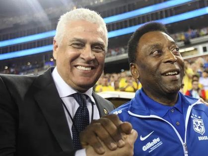 Roberto Dinamite aperta a mão de Pelé durante jogo da seleção brasileira de futebol