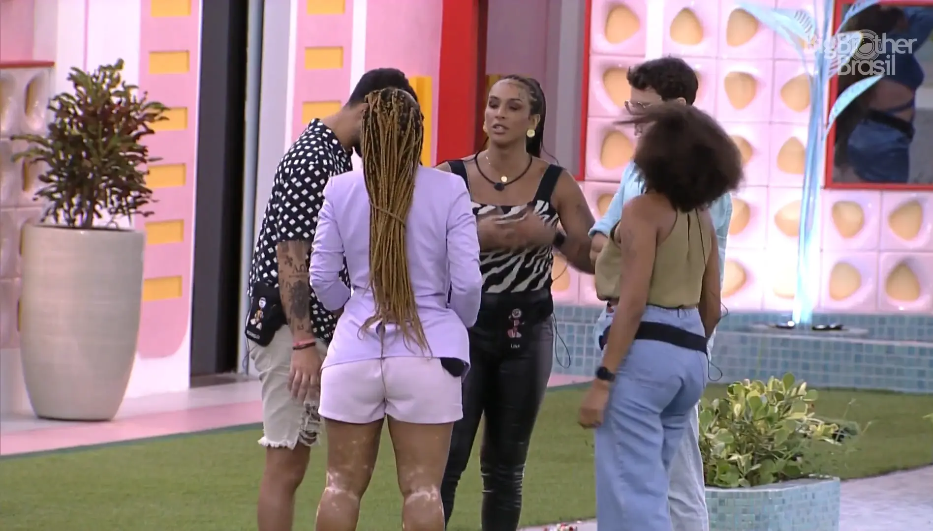 Confinados em conversa sobre jogo na área externa da casa