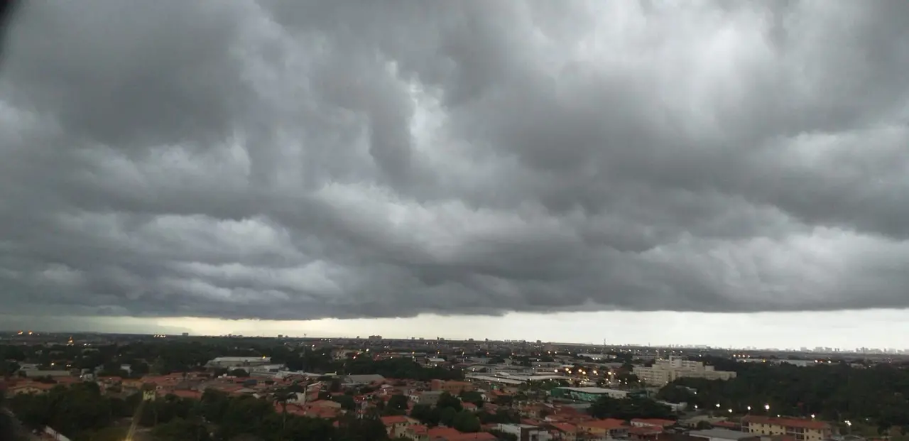 paisagem de fortaleza com nuvem carregada no horizonte