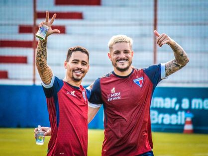 Atletas do Fortaleza sorriem e posam para foto juntos