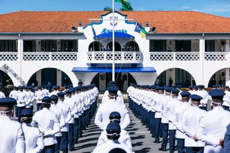 militares fardados em fila