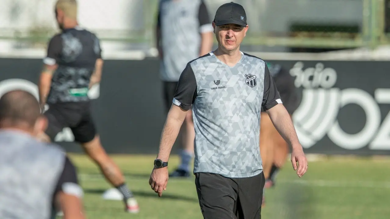 Tiago Nunes em ação durante treino pelo Ceará