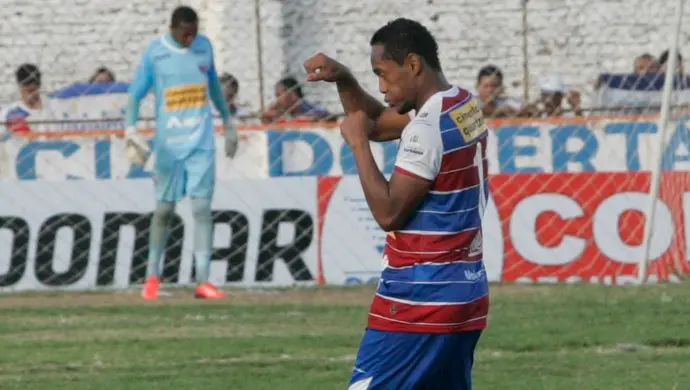 Waldson comemora gol para o Fortaleza
