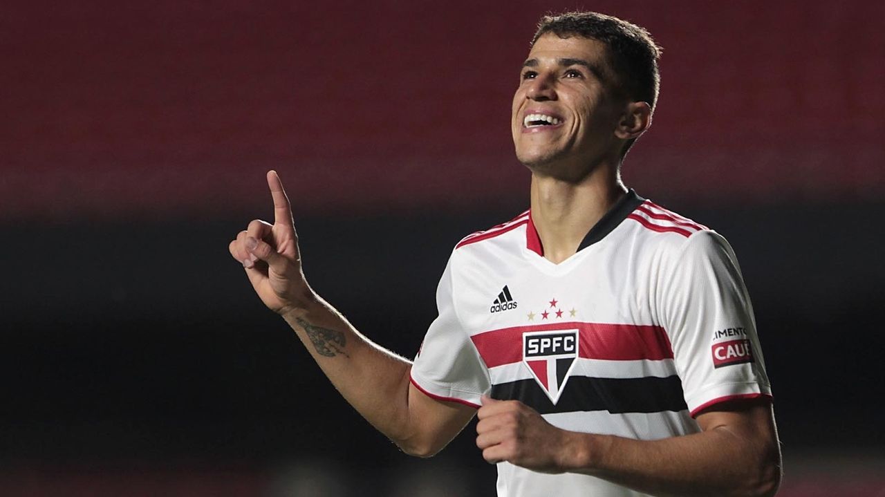 Vitor Bueno comemora gol pelo São Paulo