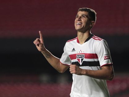Vitor Bueno comemora gol pelo São Paulo