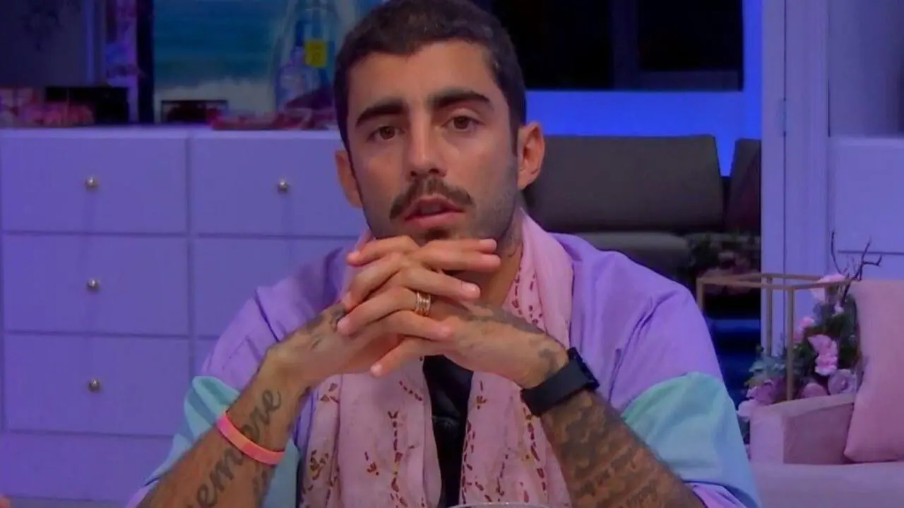 Pedro Scooby usando relógio que cada participante do BBB 22 tem