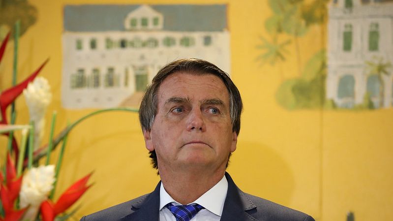 O presidente Jair Bolsonaro com expressão séria.