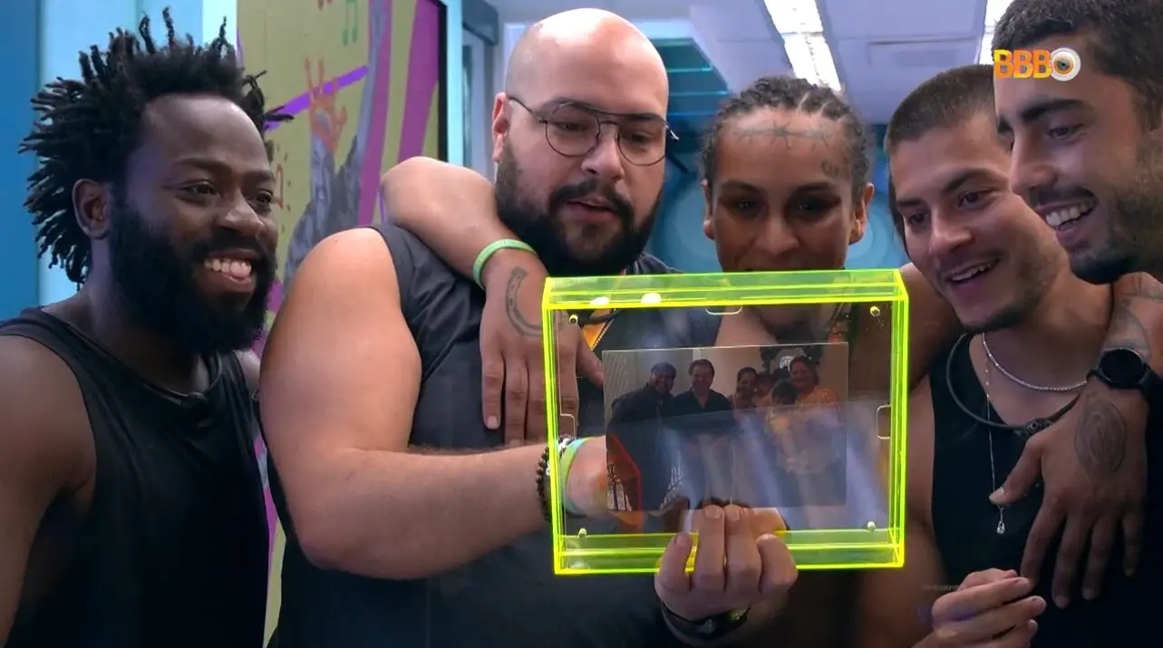 Brothers ficaram surpresos com a presença de uma foto com o dono da emissora concorrente