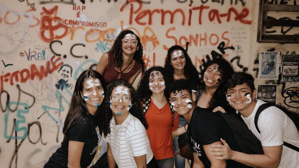 Turma de estudantes de Serviço Social da Uece, com iniciais do curso (SS) pintadas na testa