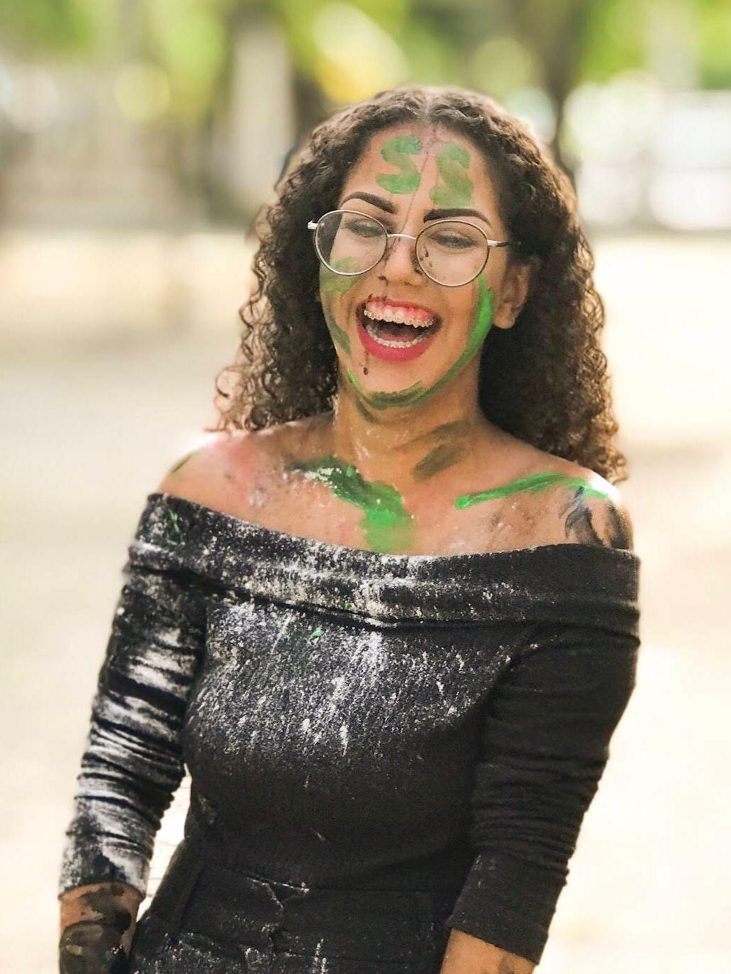 Jordana Dias, estudante cearense, aparece sorrindo, com rosto pintado, no trote universitário
