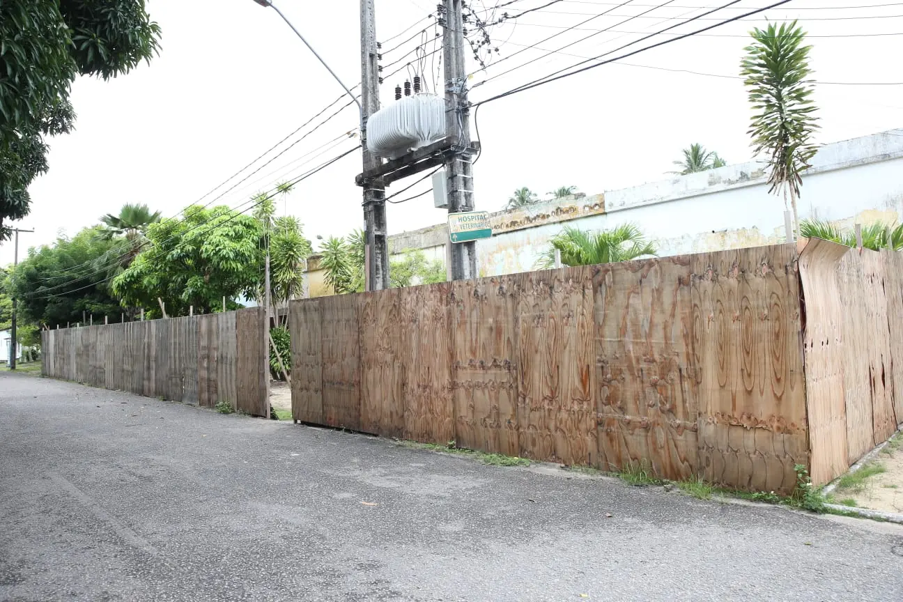 Tapumes em obras no Campus da Uece no bairro Itaperi, em Fortaleza