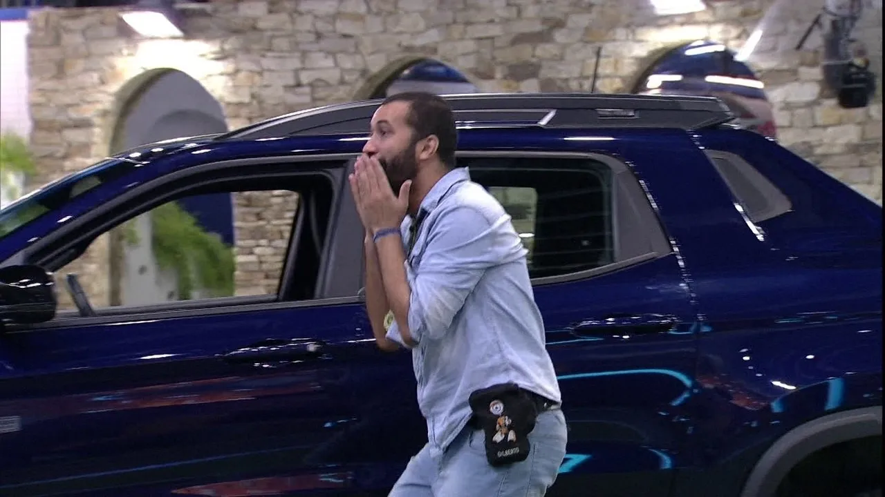 Gil ganha carro em prova no BBB 21.