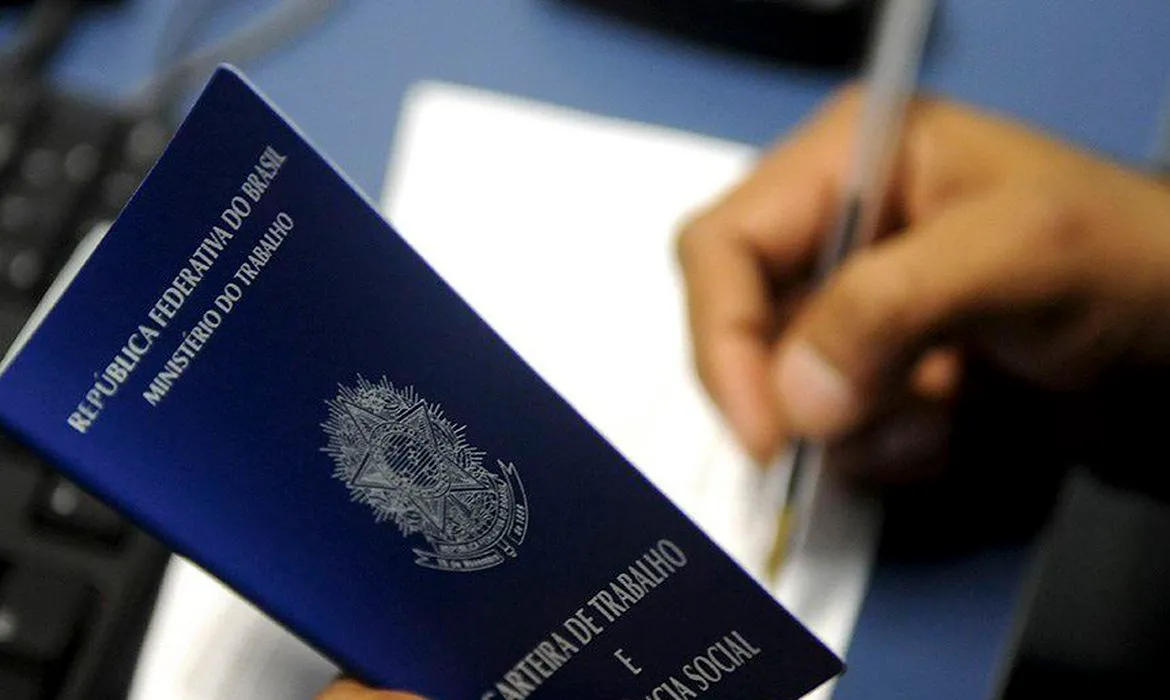 Geração de empregos formais em pessoas beneficiadas pelo Bolsa Família, segundo especialistas, ainda é abaixo do ideal