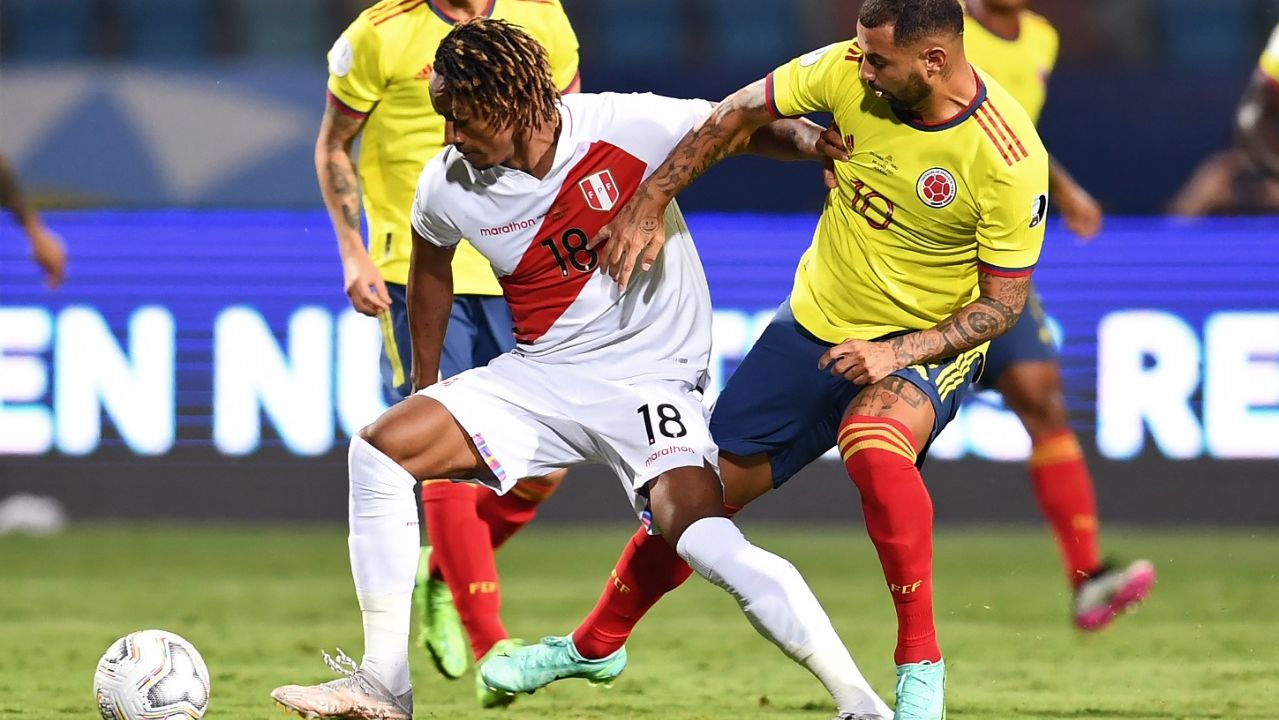 Atletas entre Colômbia e Peru disputam bola