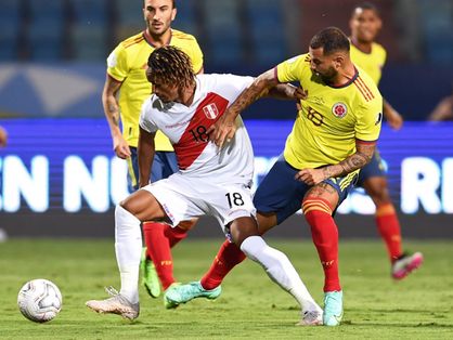 Atletas entre Colômbia e Peru disputam bola