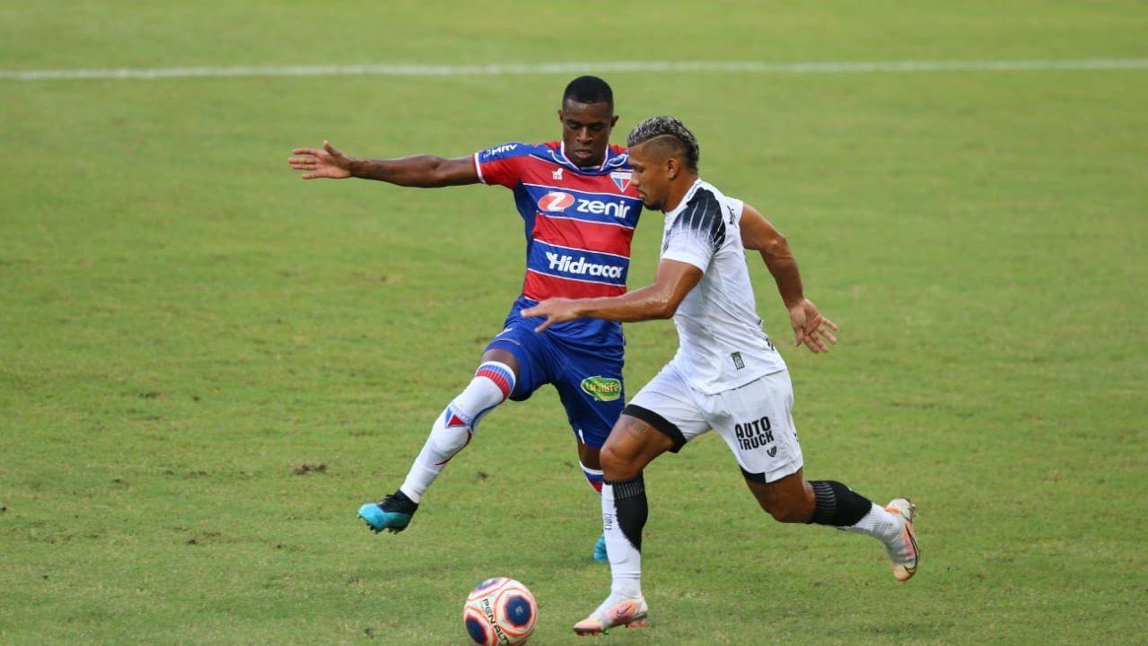 Atletas de Ceará e Fortaleza disputam bola