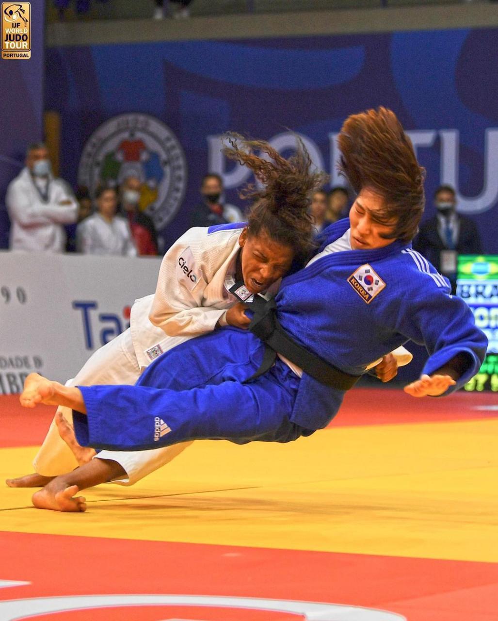 Imagem mostra judoca em luta com outra.