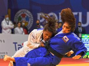 Imagem mostra judoca em luta com outra.