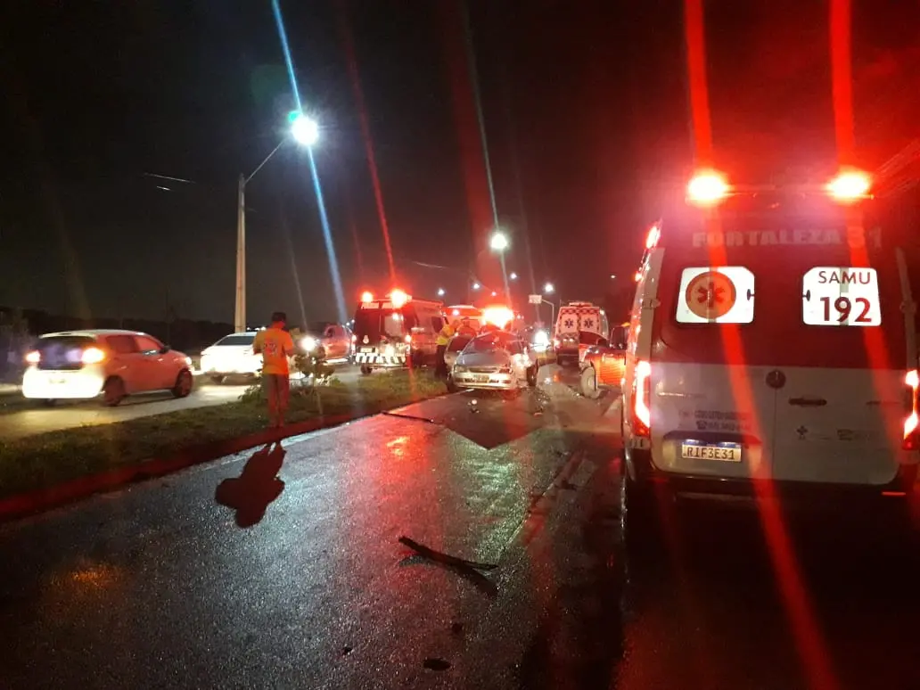 Imagem da notícia: Grave acidente com três veículos deixa dois mortos e seis feridos na Sabiaguaba nesta sexta