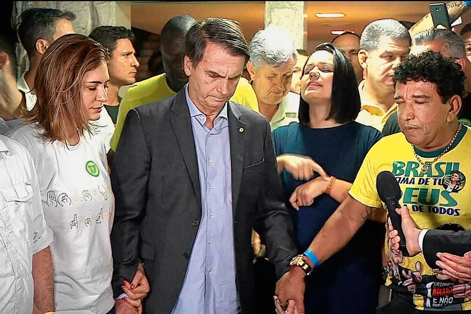Antes do discurso da vitória, em 2018, Bolsonaro participou de uma espécie de culto