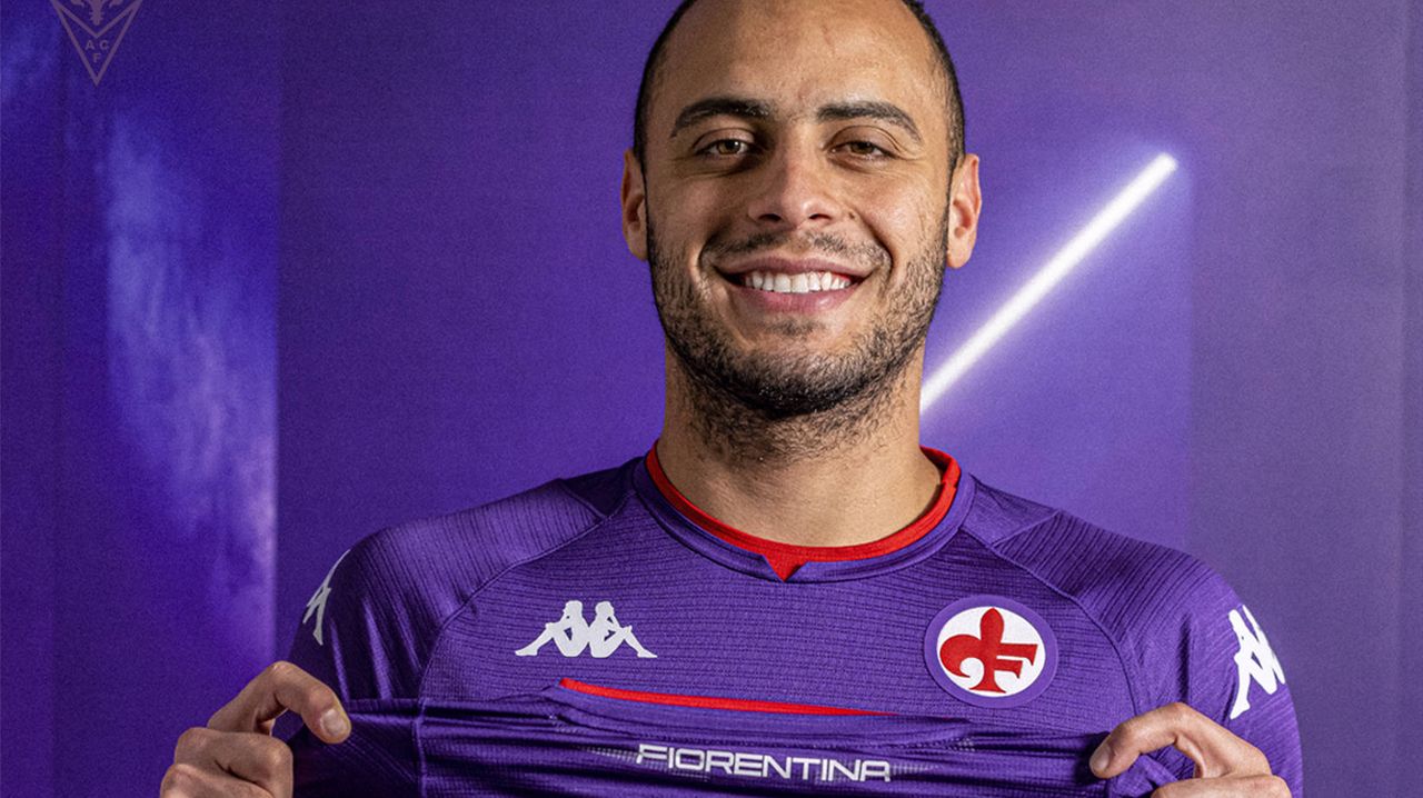 Arthur Cabral exibe a camisa 9 da Fiorentina