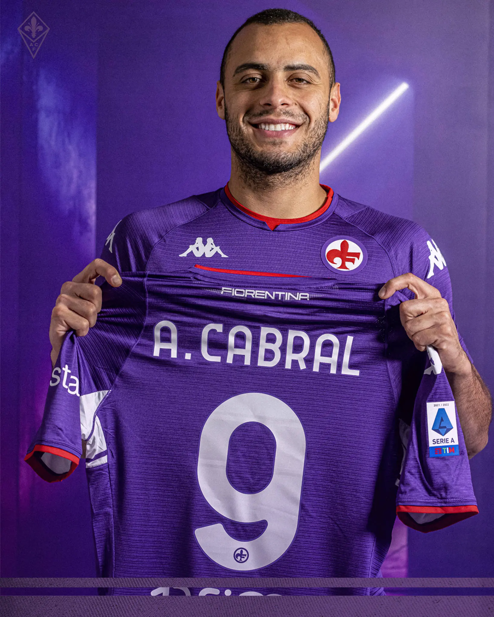 Arthur Cabral exibe a camisa 9 da Fiorentina