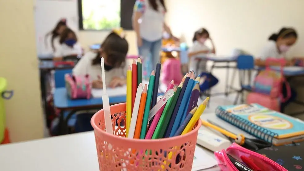 O distanciamento social continua a ser obrigatório dentro das salas de aula para crianças de 11 anos ou menos