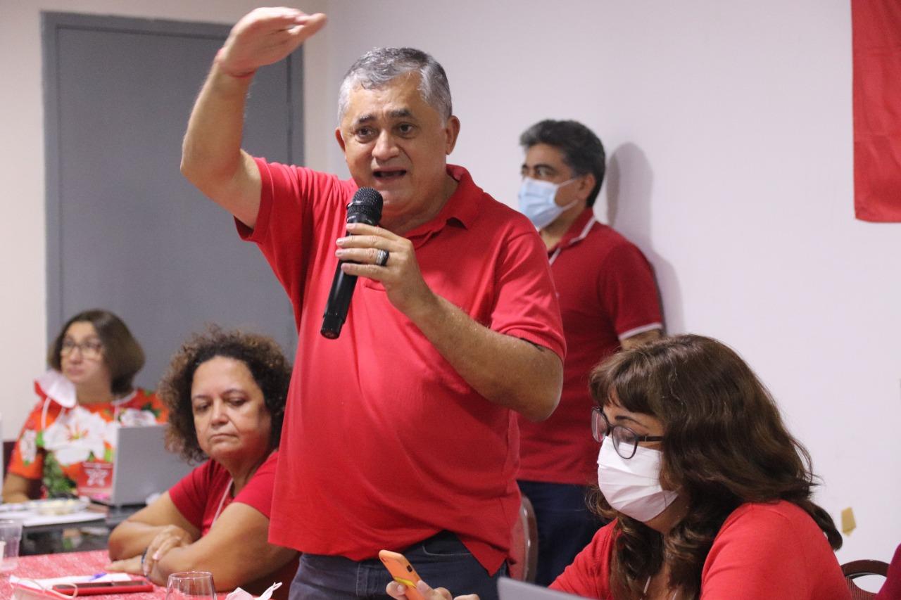 O deputado José Guimarães está falando ao microfone. Ele está de camisa gola polo vermelha.