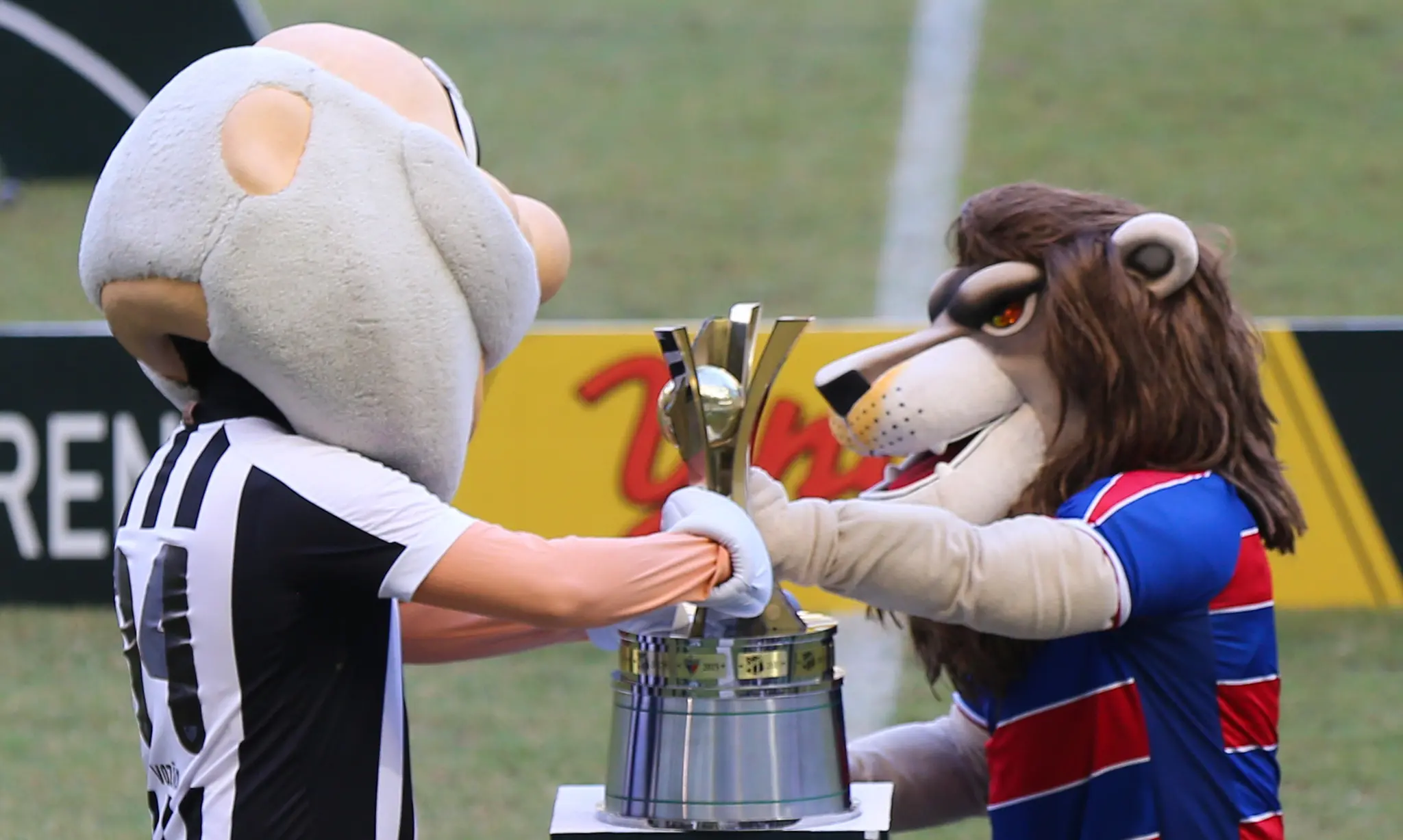 Mascotes de Ceará e Fortaleza seguram taça