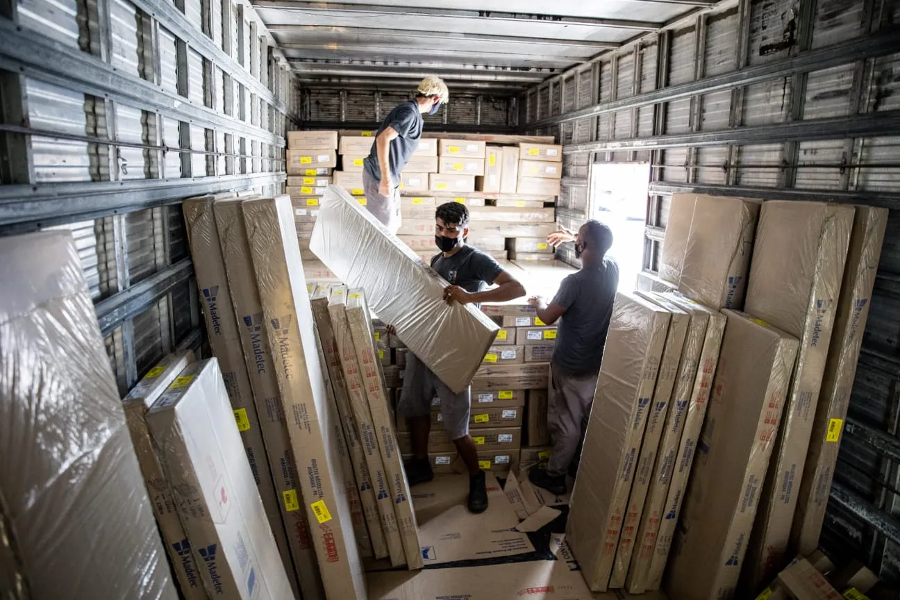Todo o processo começa com o descarregamento de mercadorias que chegam dos fornecededores