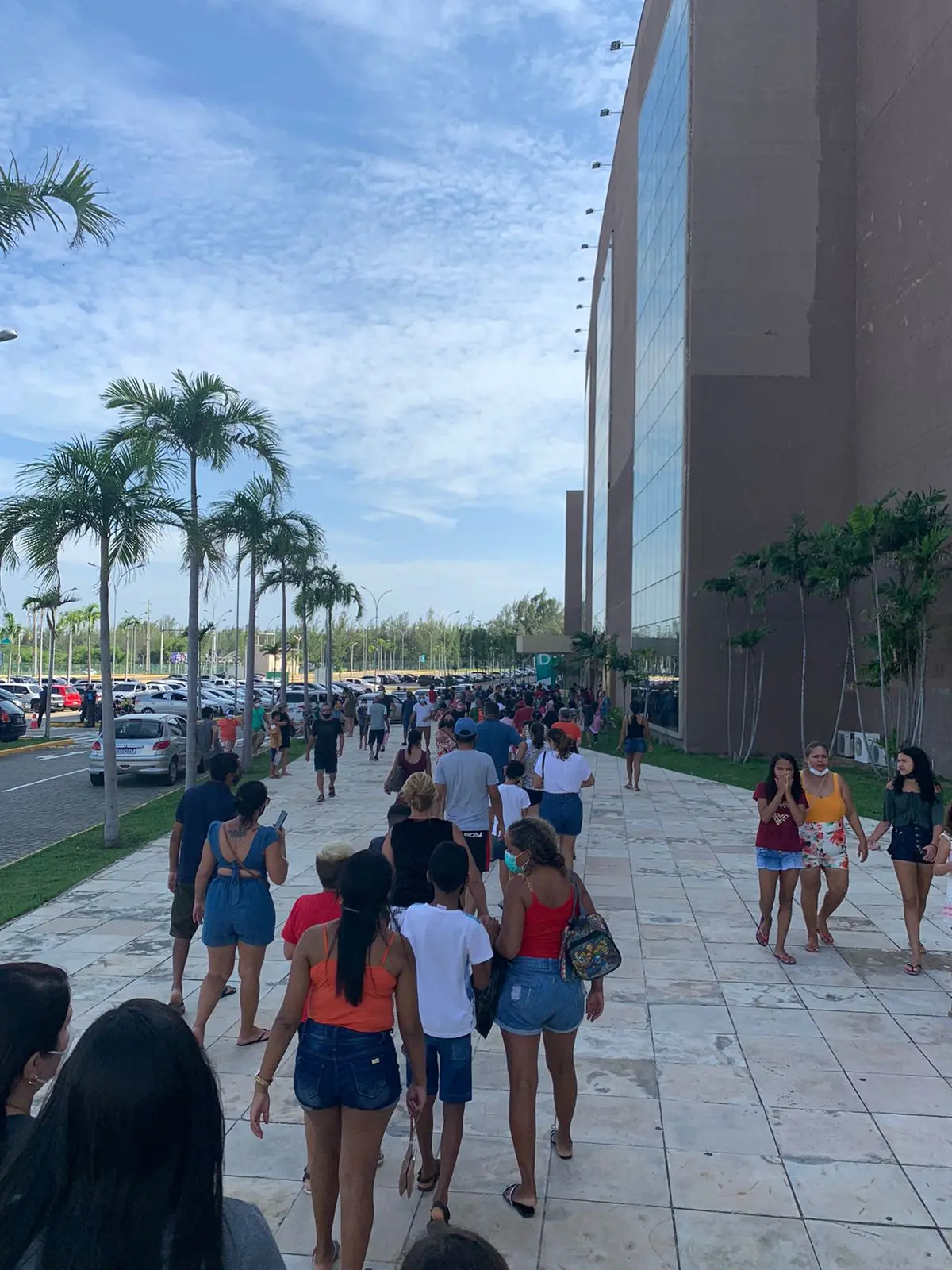 fila de pessoas na parte externo do centro de eventos