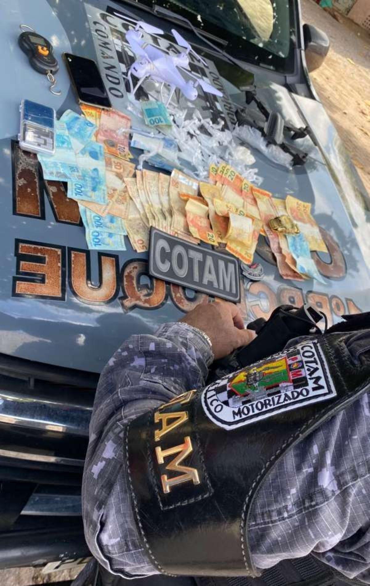 drogas e drones no carro da polícia