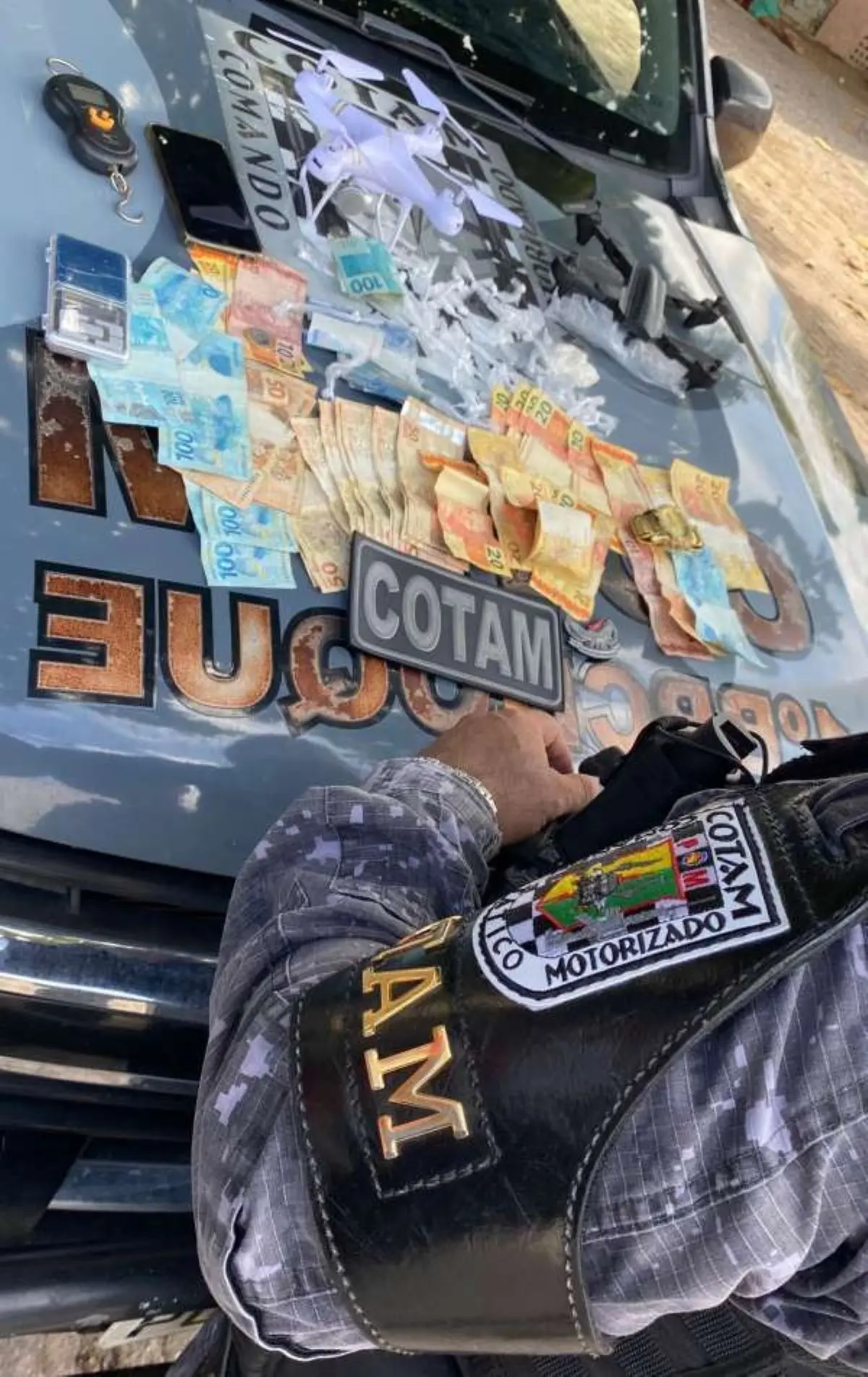 drogas e drones no carro da polícia