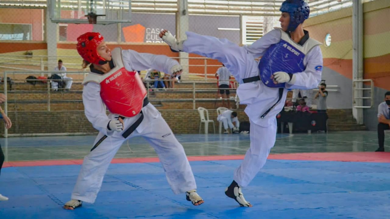 Atletas de Taekwondo participam de luta