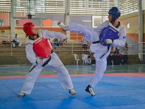 Atletas de Taekwondo participam de luta