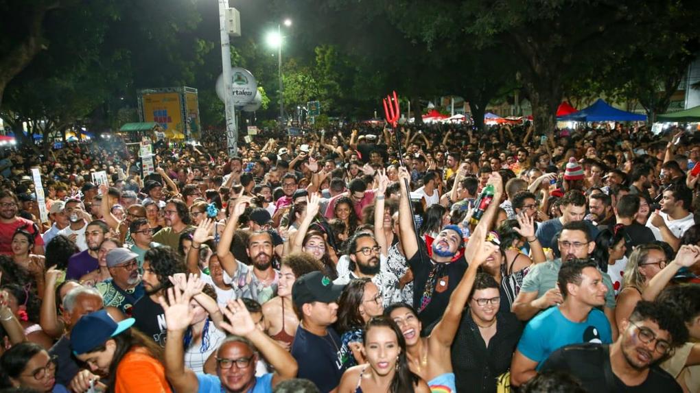 Multidão em uma festa de Carnaval em Fortaleza.