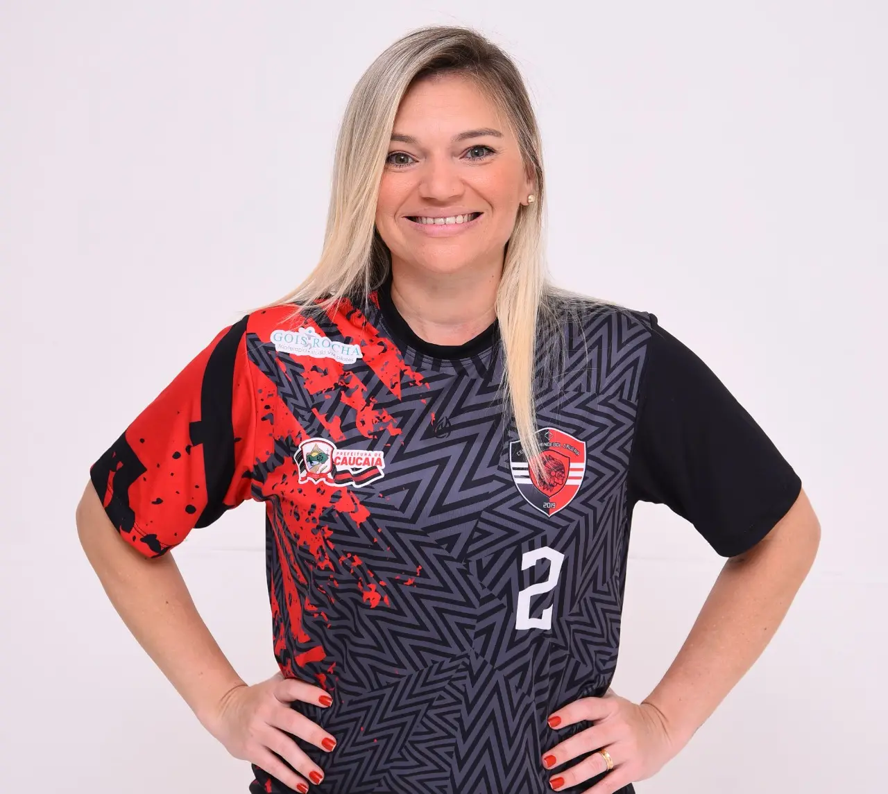 Imagem mostra mulher vestindo uniforme de jogo