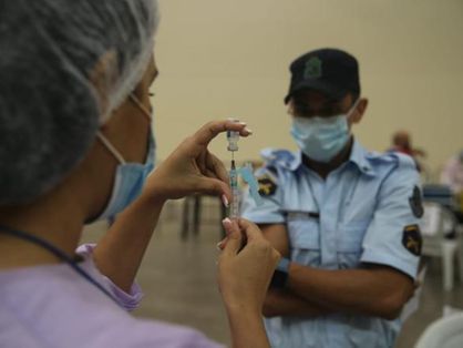 Os policiais acabaram incluídos entre os grupos prioritários para a vacinação e começaram a receber os imunizantes no dia 11 de abril de 2021, no Ceará