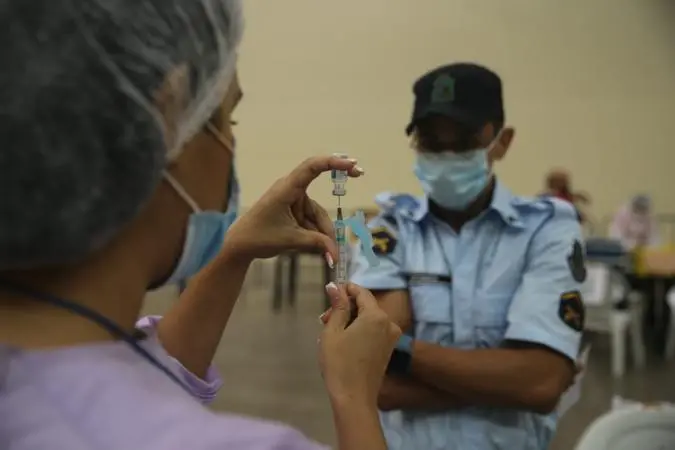 Os policiais acabaram incluídos entre os grupos prioritários para a vacinação e começaram a receber os imunizantes no dia 11 de abril de 2021, no Ceará