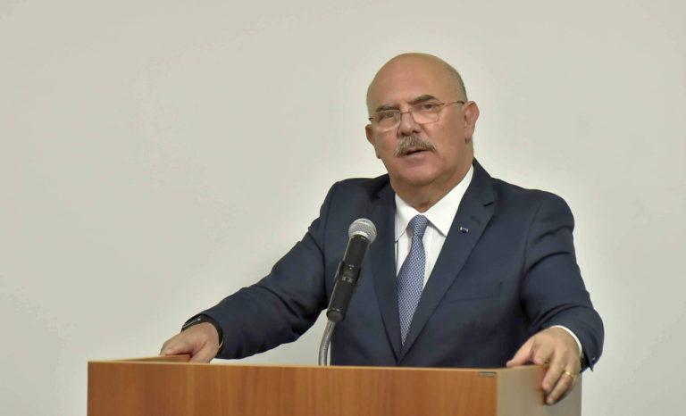 ministro no púlpito, falando ao microfone