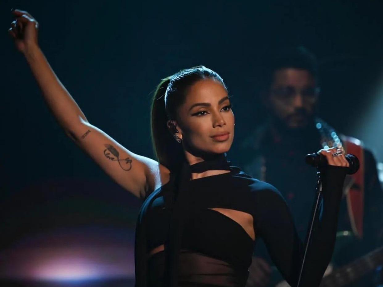 Anitta revela affair com jogador de futebol da NFL e garante