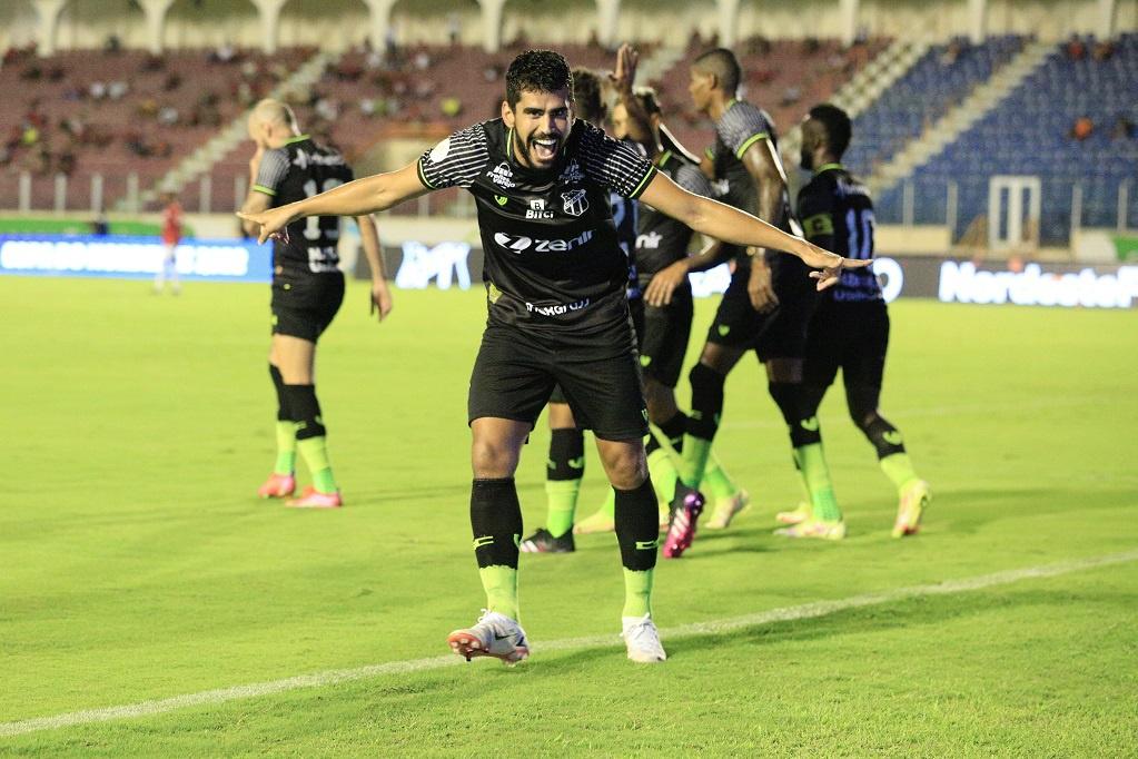 Zé Roberto comemora gol pelo Ceará