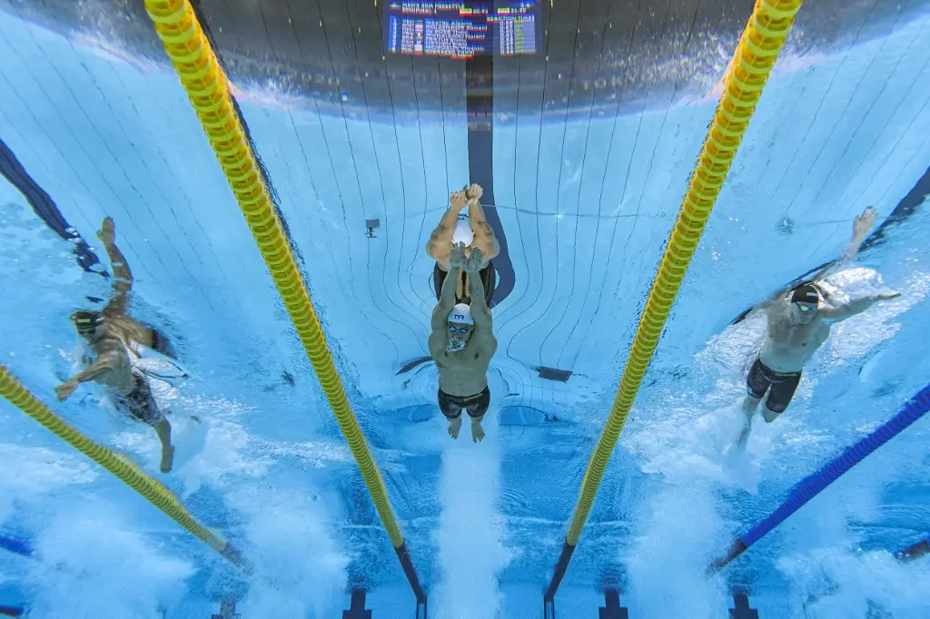 Atletas em prova oficial de natação