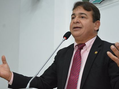 O vereador Ronivaldo Maia gesticula na tribuna da Câmara Municipal de Fortaleza.